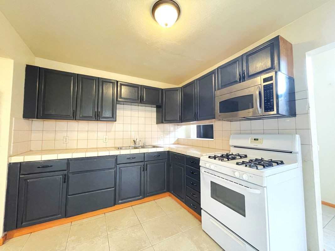 1349 Walnut Ave - Photo 4 of 24