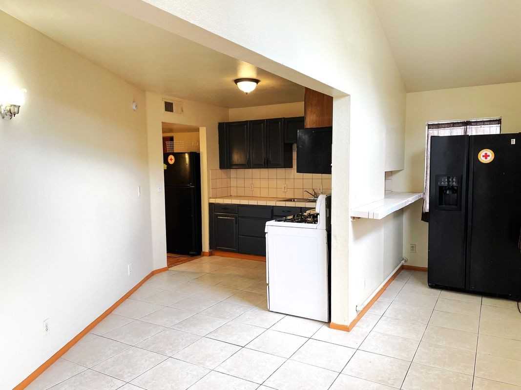 1349 Walnut Ave - Photo 5 of 24