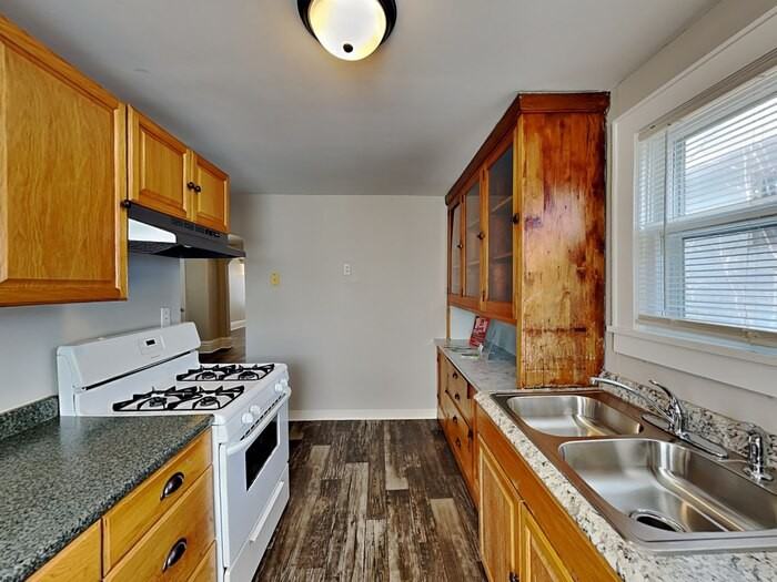 2068 Reaney Ave E - Photo 4 of 21