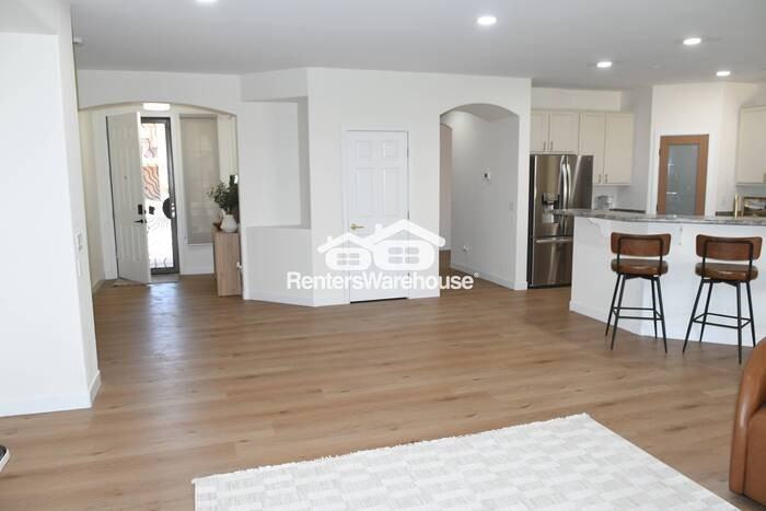 10413 W Roanoke Ave - Photo 4 of 20