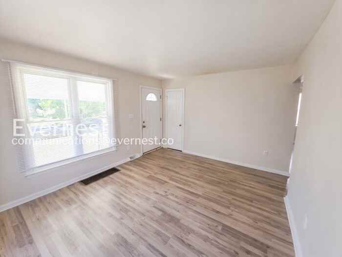 749 Racine Ave - Photo 7 of 28