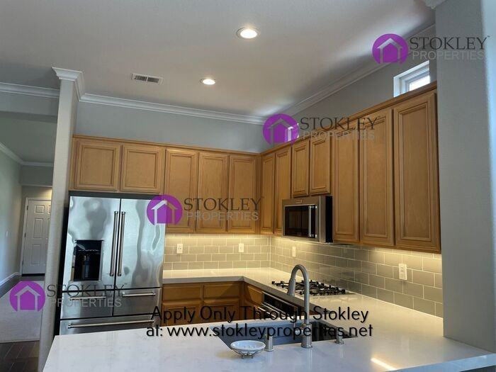 208 Stetson Dr - Photo 5 of 19