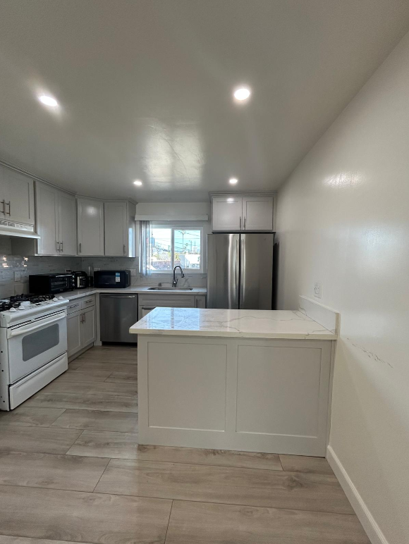 2014 Burnside Avenue #1/2 - Photo 4 of 11