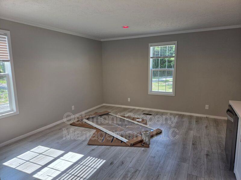 212 Rosewood Dr - Photo 3 of 16