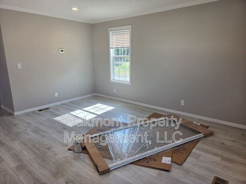 212 Rosewood Dr - Photo 5 of 16
