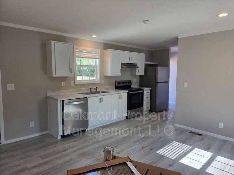 212 Rosewood Dr - Photo 7 of 16