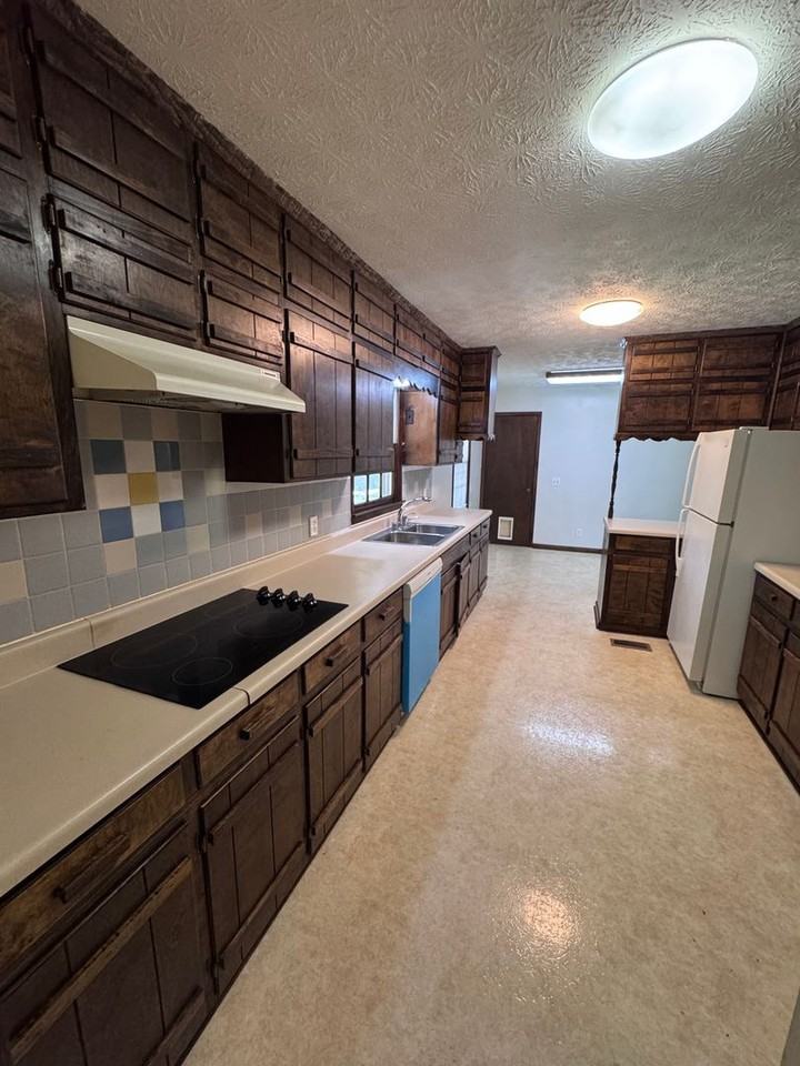 880 Locke Dr - Photo 2 of 10