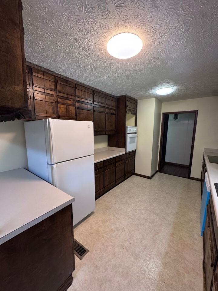 880 Locke Dr - Photo 3 of 10