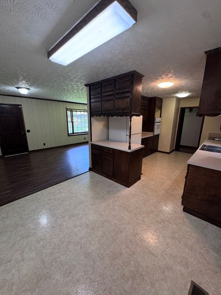 880 Locke Dr - Photo 4 of 10