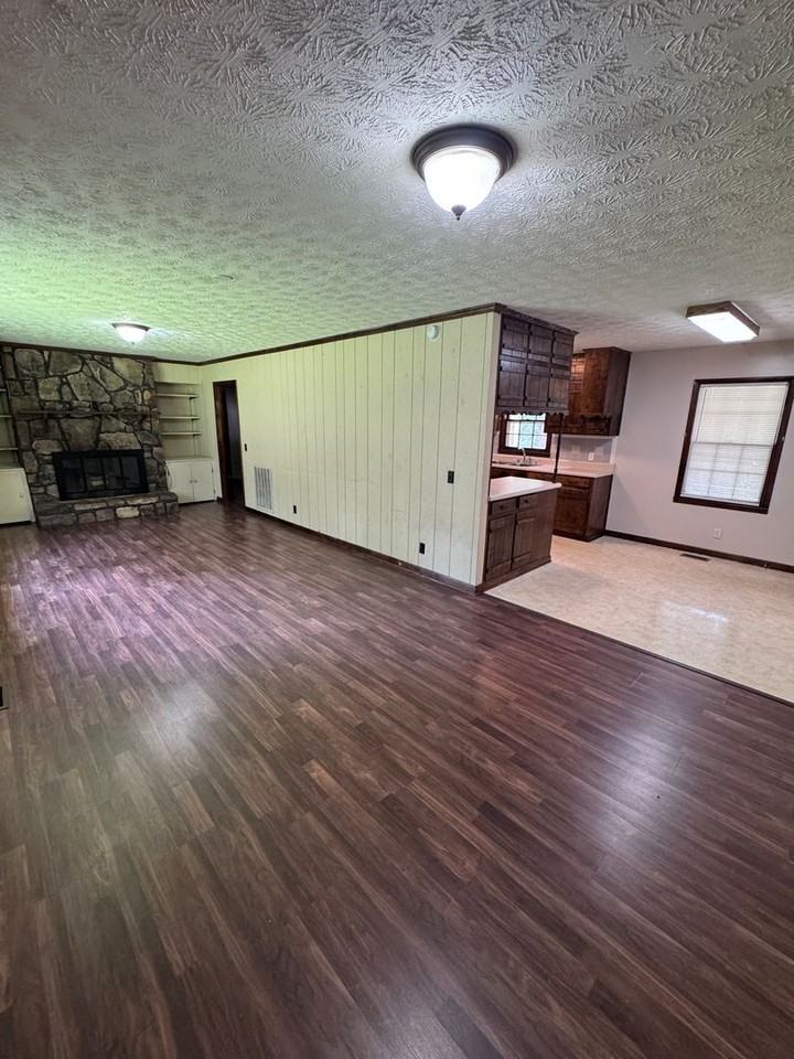 880 Locke Dr - Photo 5 of 10