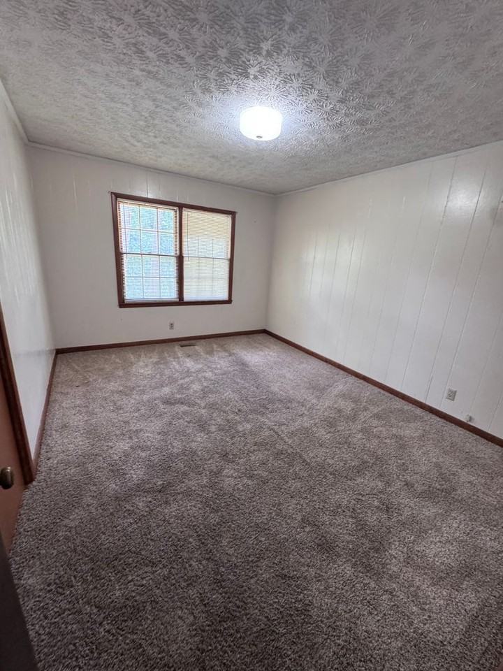 880 Locke Dr - Photo 6 of 10