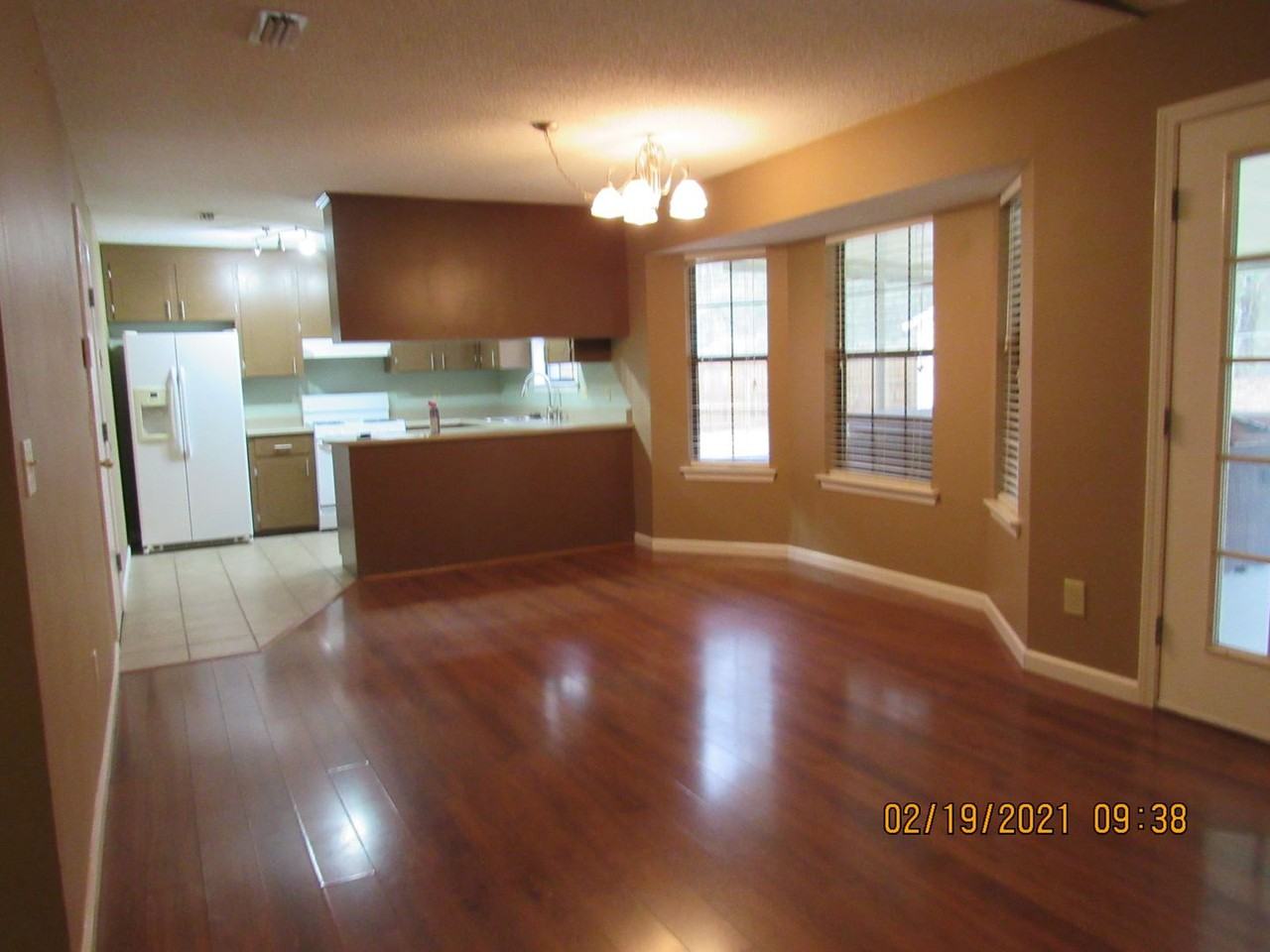 104 Caldwell Ct - Photo 2 of 12