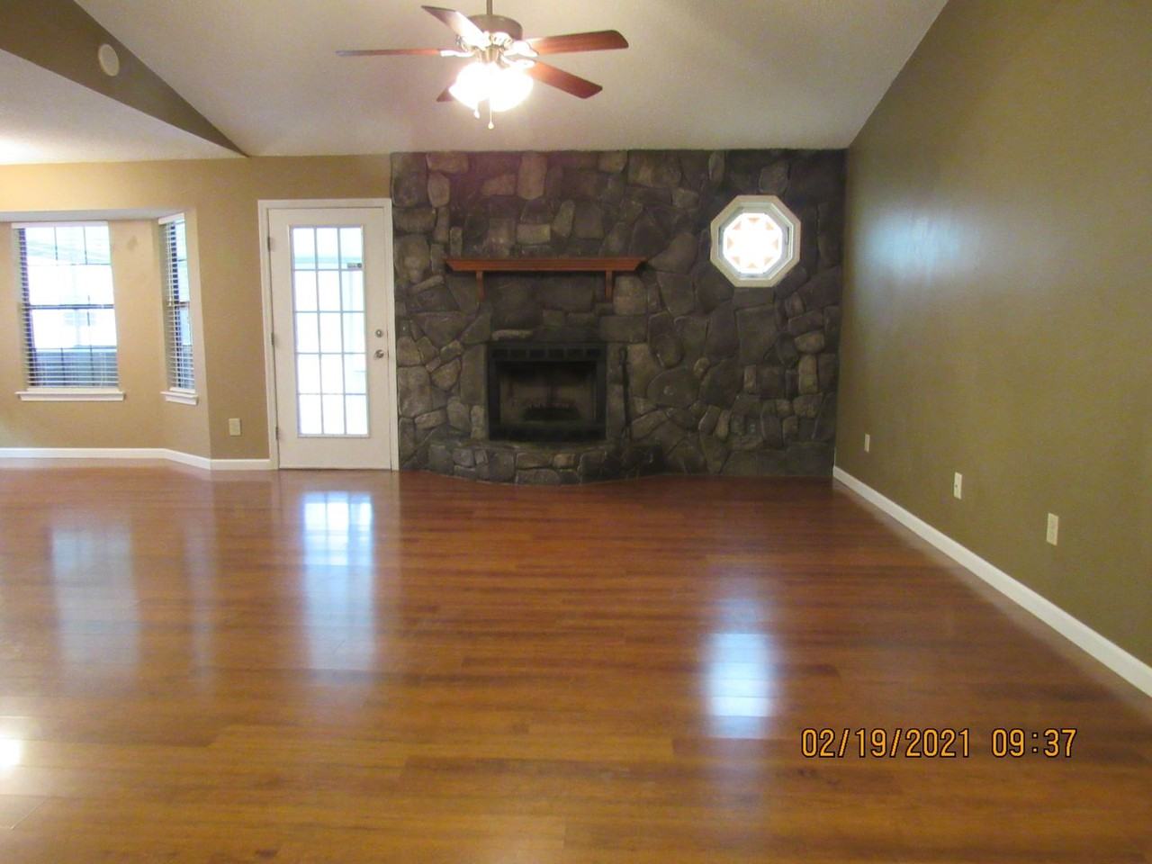 104 Caldwell Ct - Photo 4 of 12
