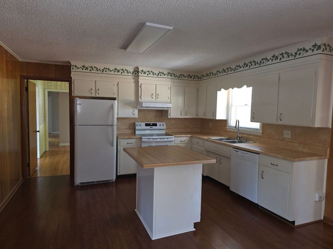 3322 Hart St - Photo 4 of 14