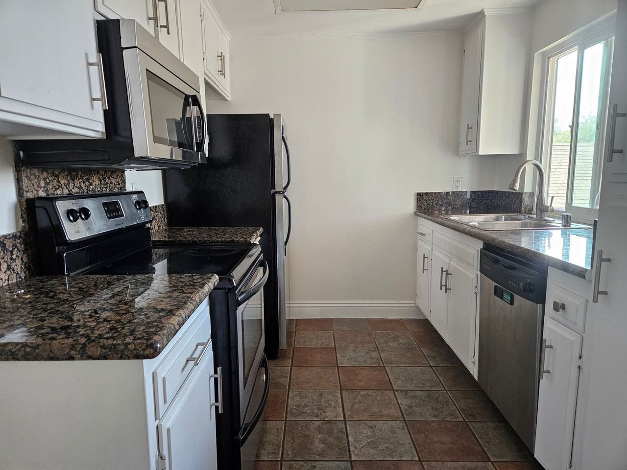 1231 Pennsylvania Ave - Photo 4 of 6