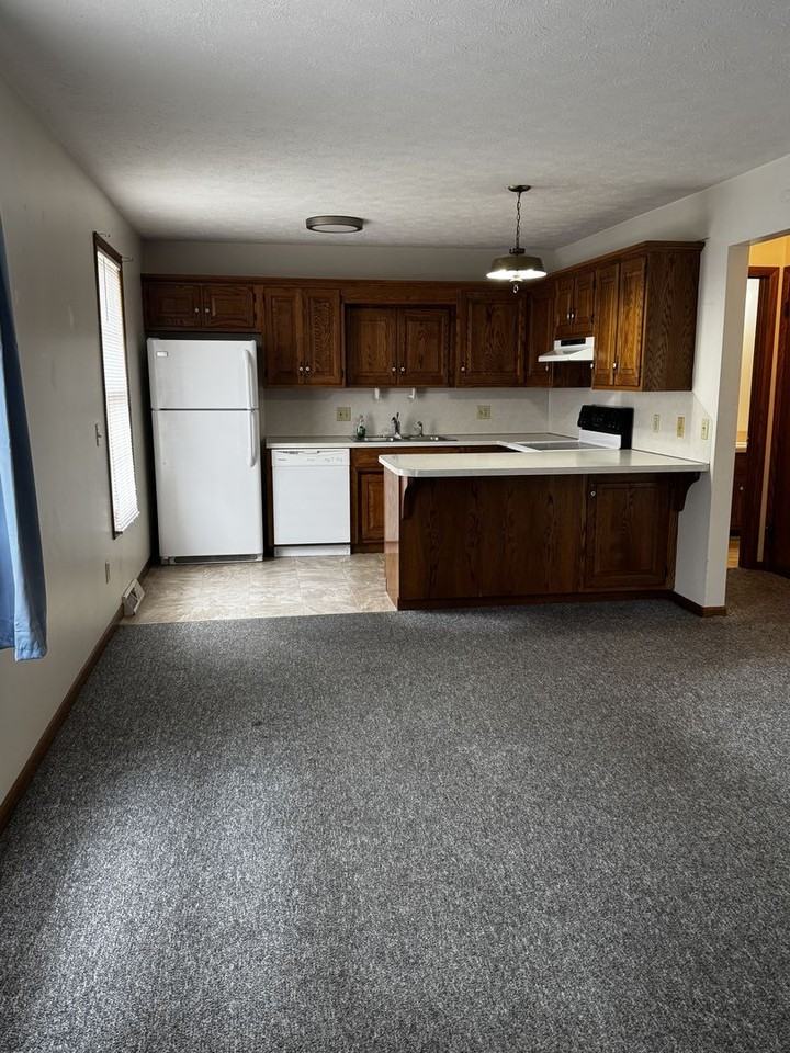 127 E Adams St #B7 - Photo 4 of 21