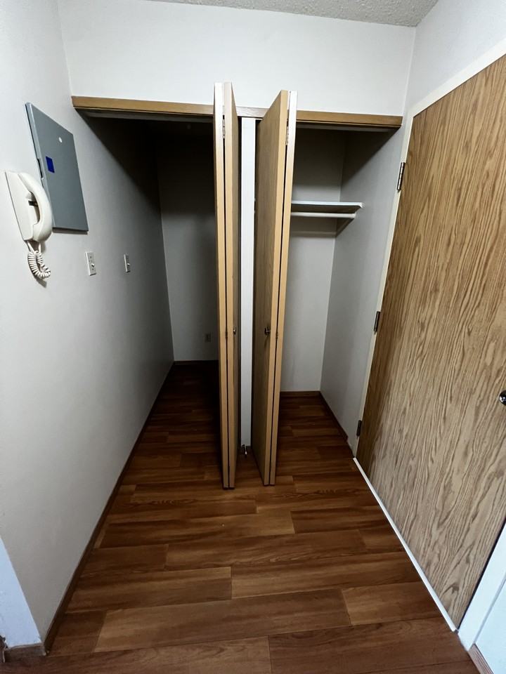 5013 50 St - Photo 3 of 36