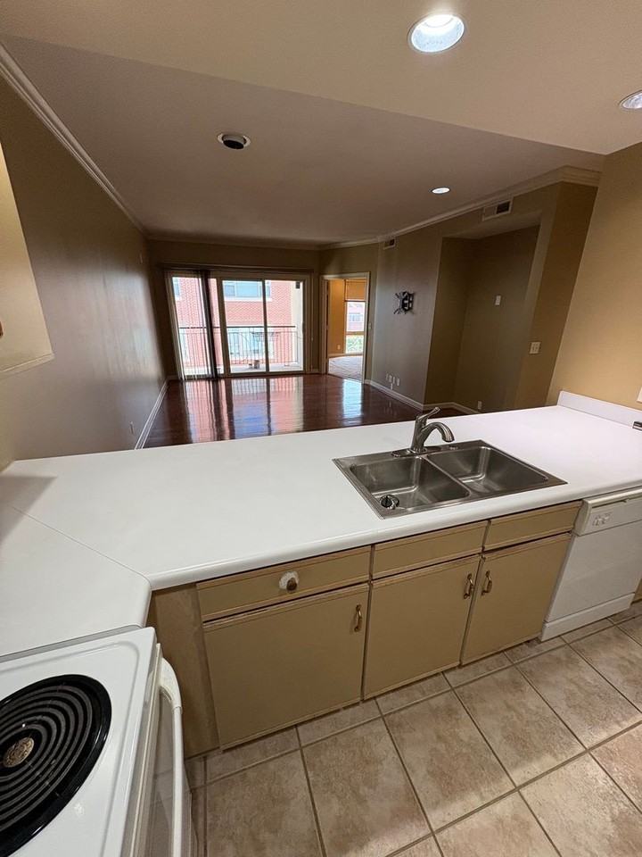 4949 Wornall Rd #403 - Photo 5 of 15