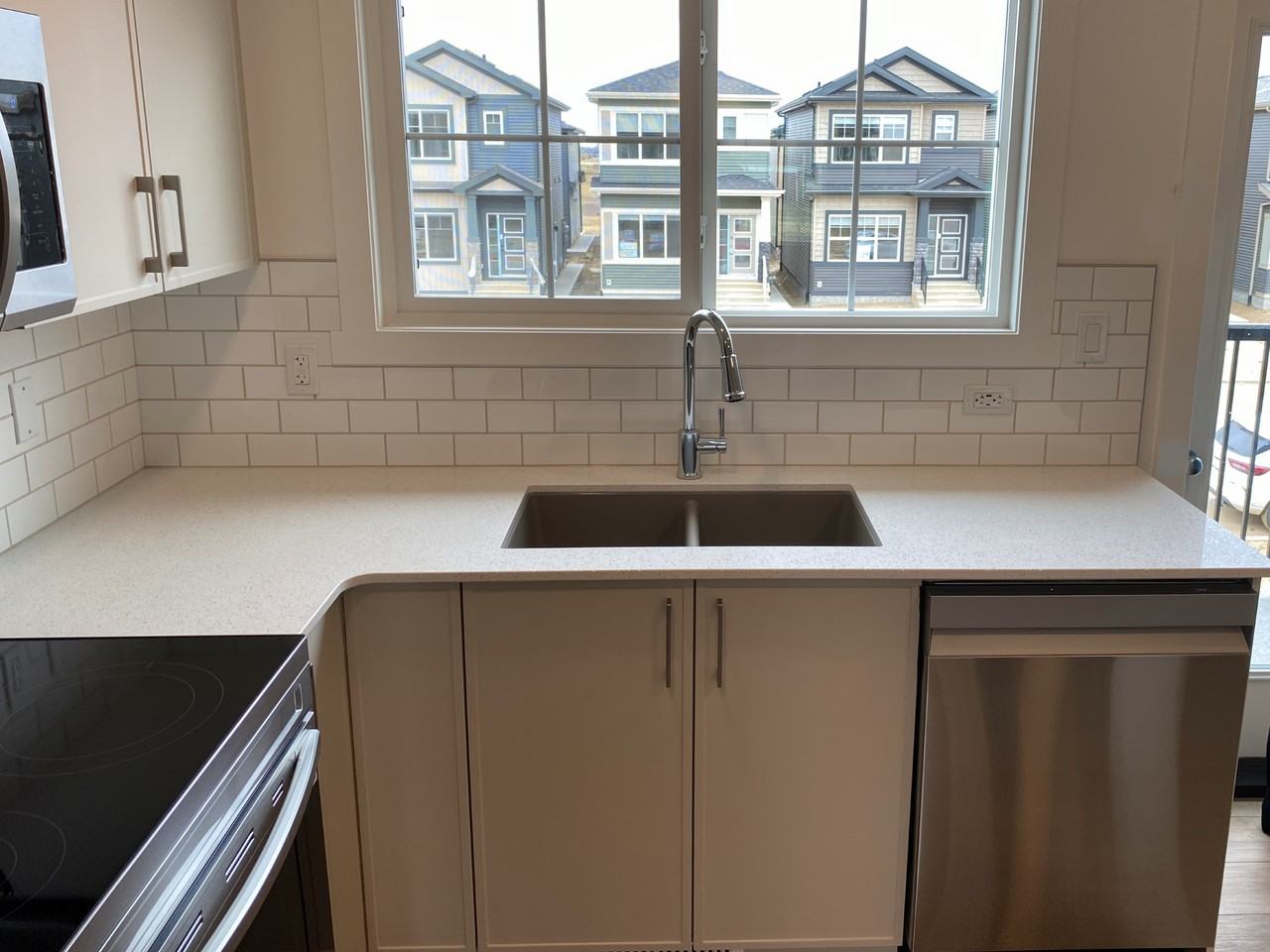 2 Bedroom + Den 2.5 Bathroom Townhouse in Rosethal - Photo 6 of 31