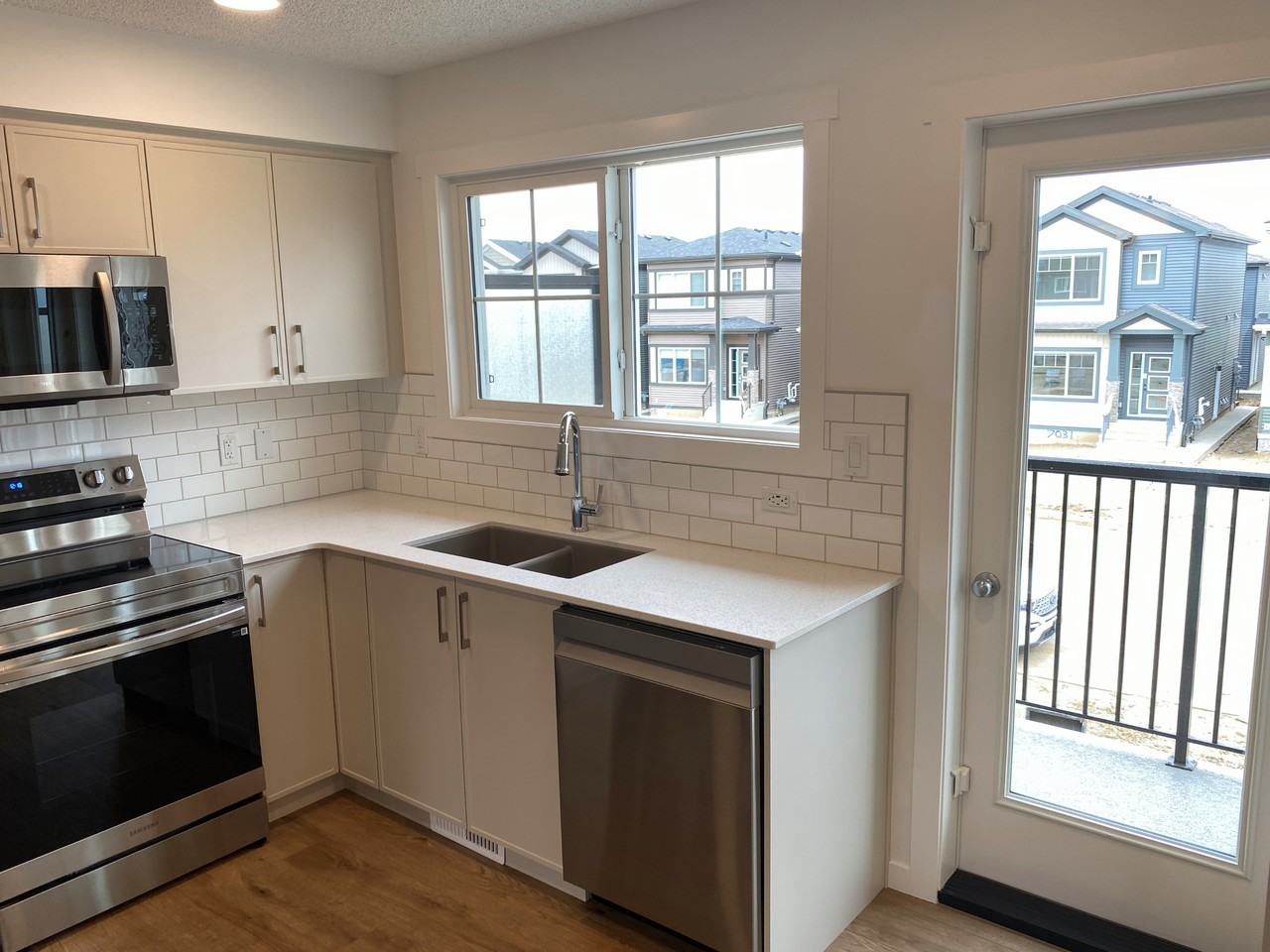 2 Bedroom + Den 2.5 Bathroom Townhouse in Rosethal - Photo 7 of 31
