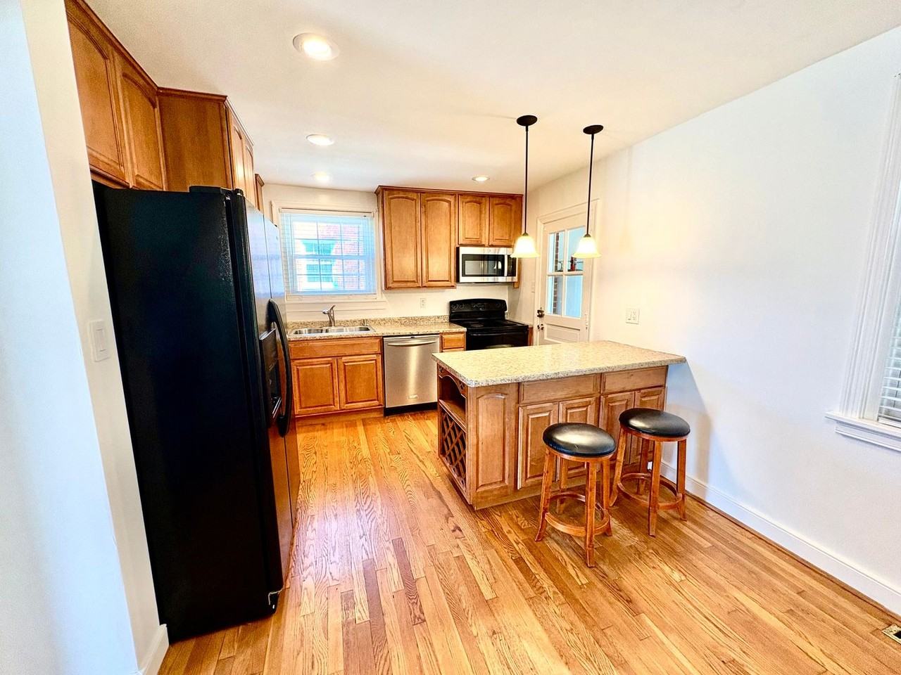 6308 Monument Ave - Photo 4 of 12