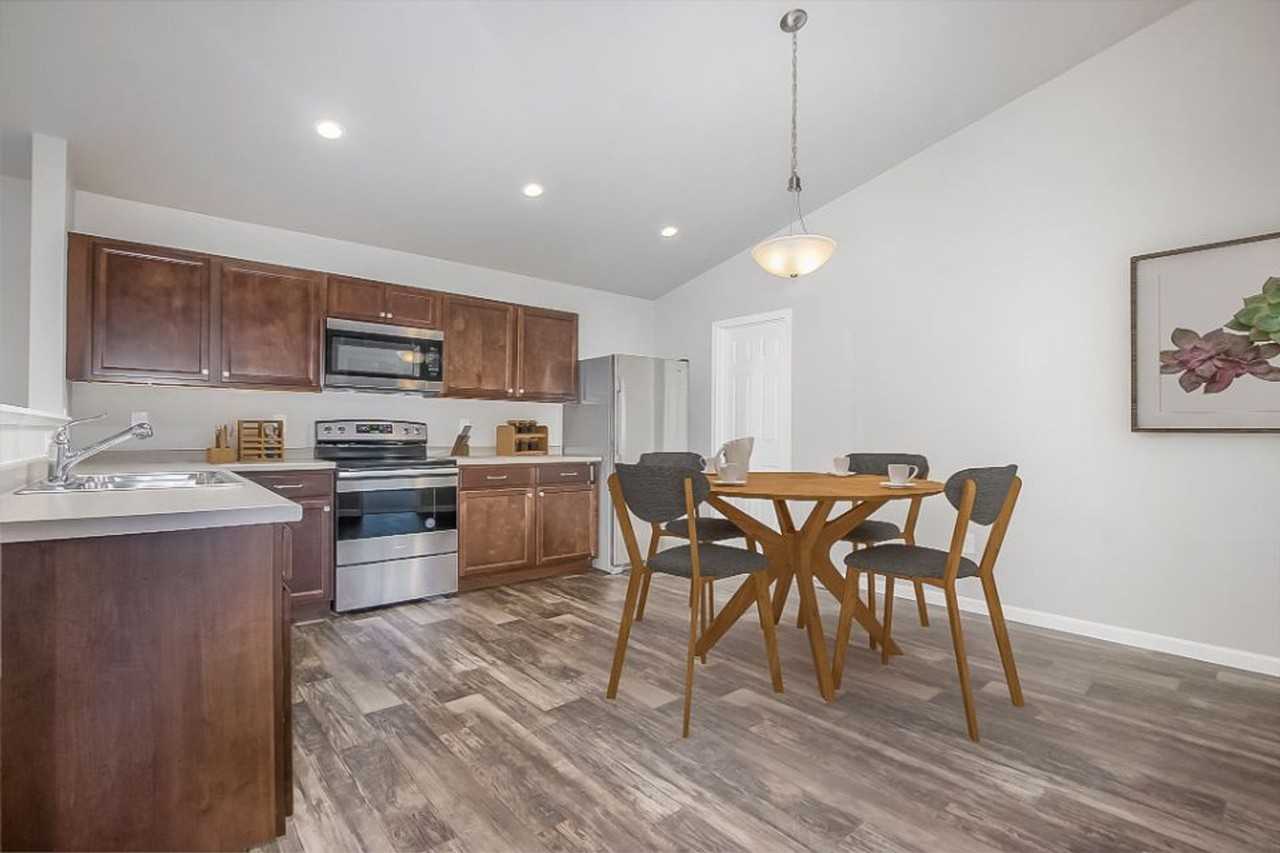 117 Mackenzie St - Photo 2 of 13