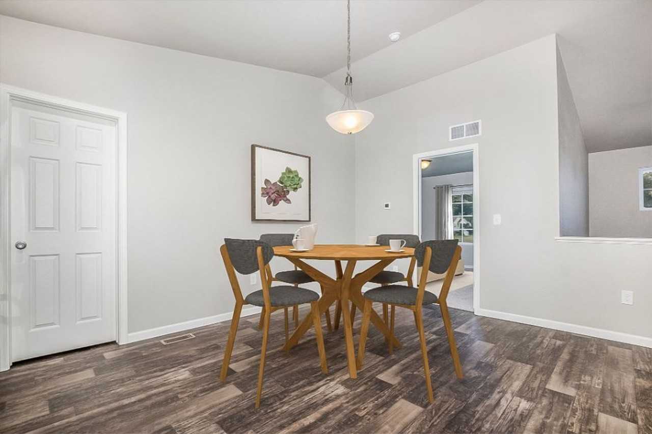 117 Mackenzie St - Photo 3 of 13