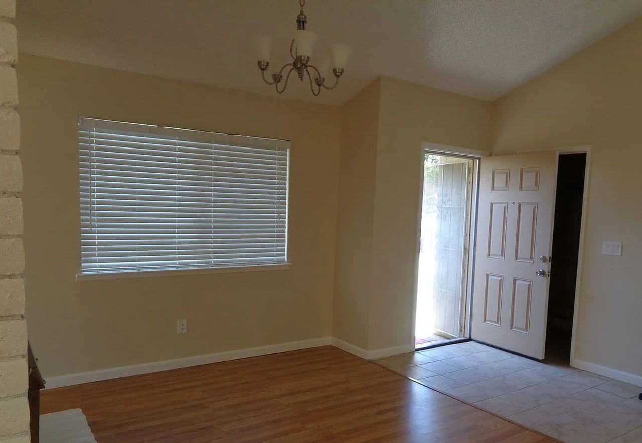 1266 Hartford Cir - Photo 2 of 6