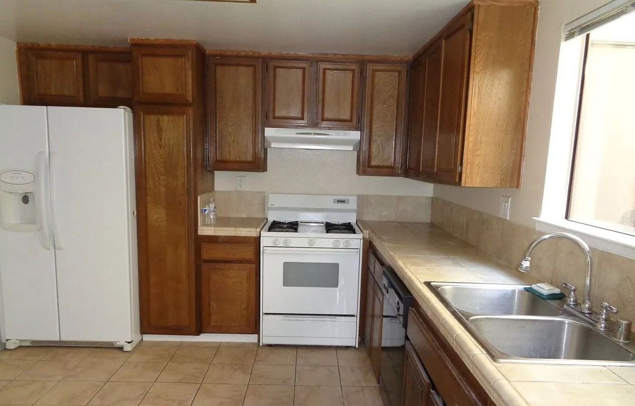 1266 Hartford Cir - Photo 4 of 6