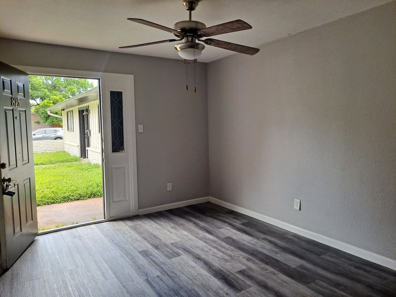 815 Bluebird Dr - Photo 2 of 11