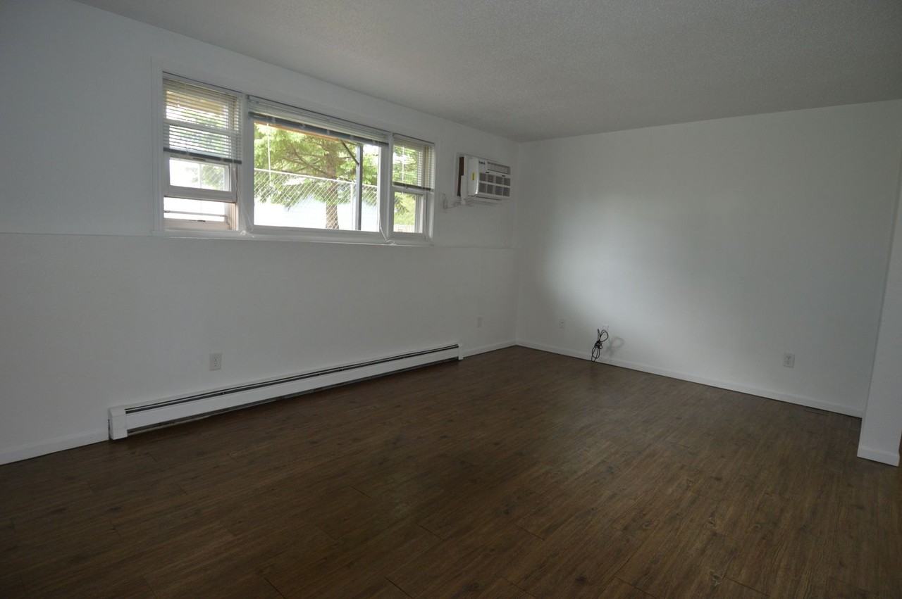 Evergreen Apartments - Photo 2 of 11