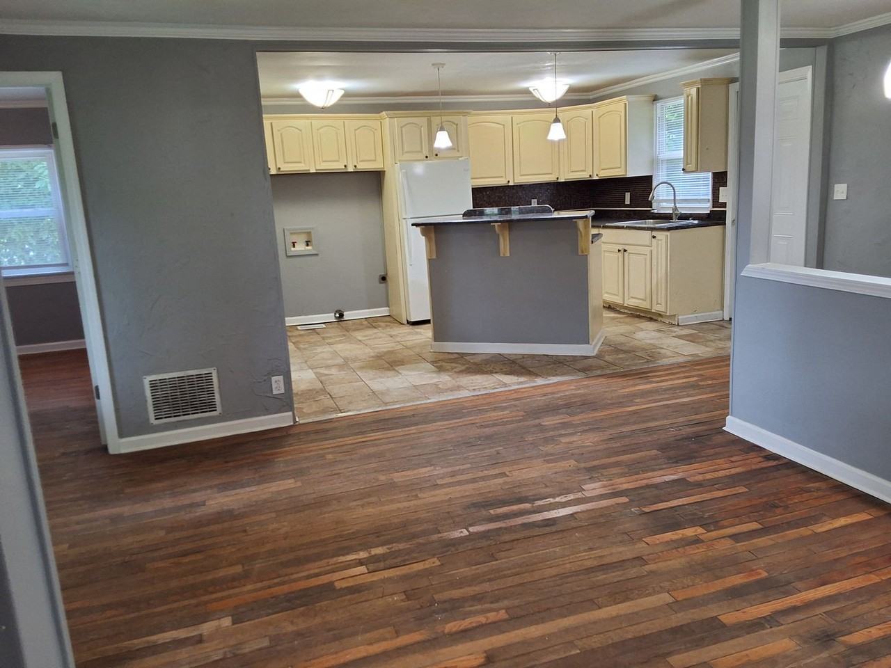 1523 Hill St - Photo 4 of 15