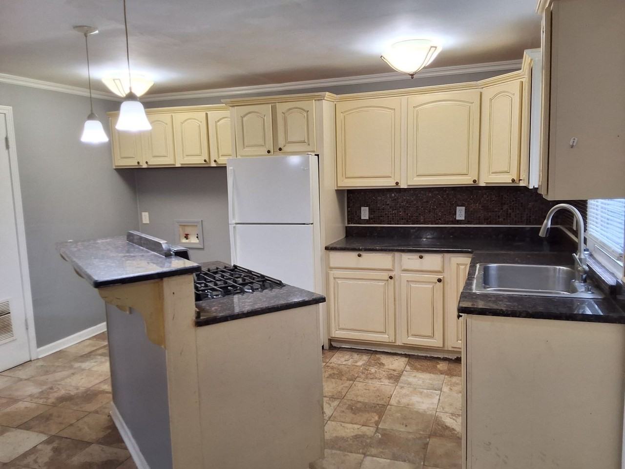1523 Hill St - Photo 7 of 15