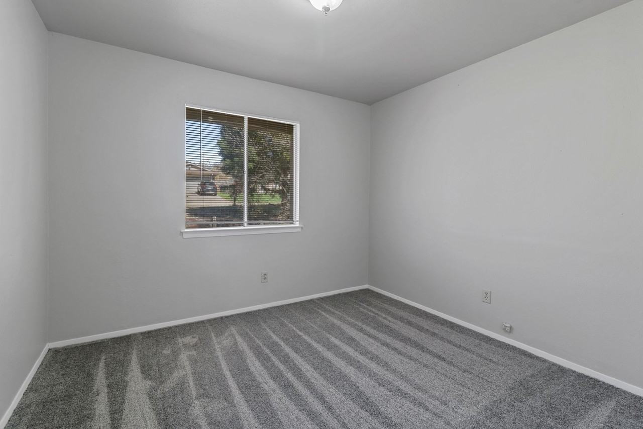 1020 Mountview Dr - Photo 5 of 15