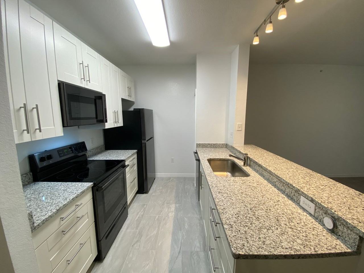 5455 Vineland Rd #3310 - Photo 3 of 20