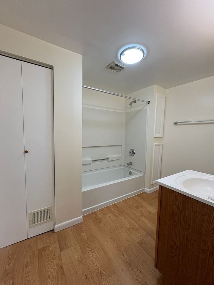 510 S Rogers St - Photo 4 of 9