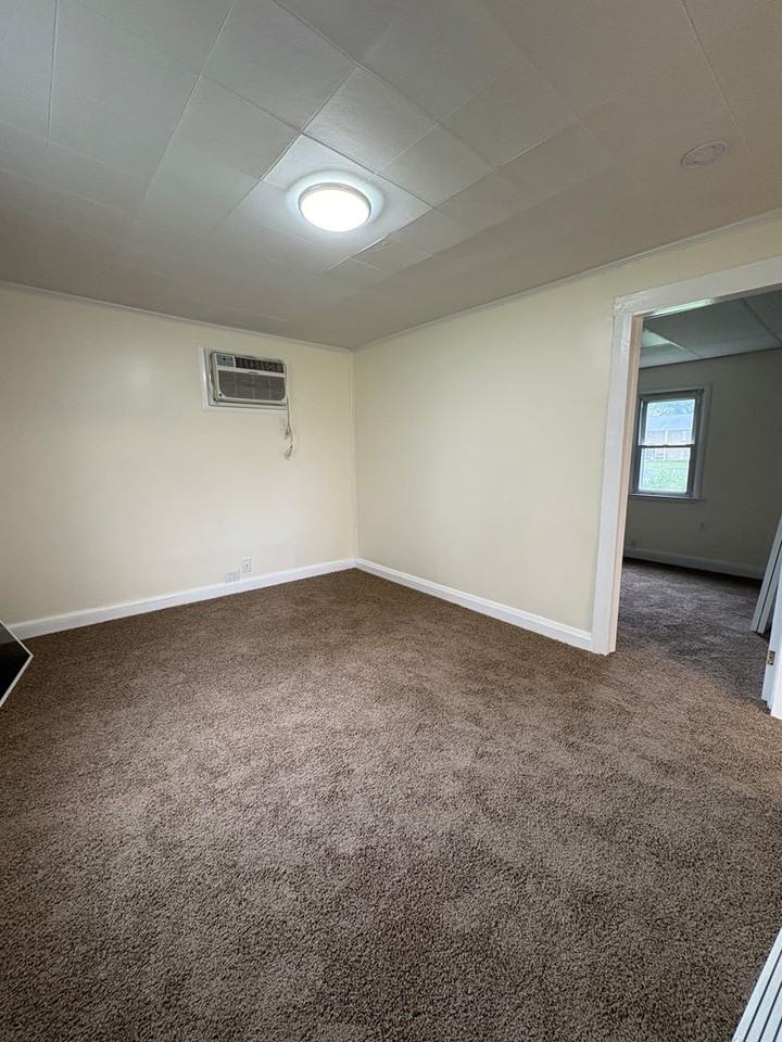 510 S Rogers St - Photo 6 of 9