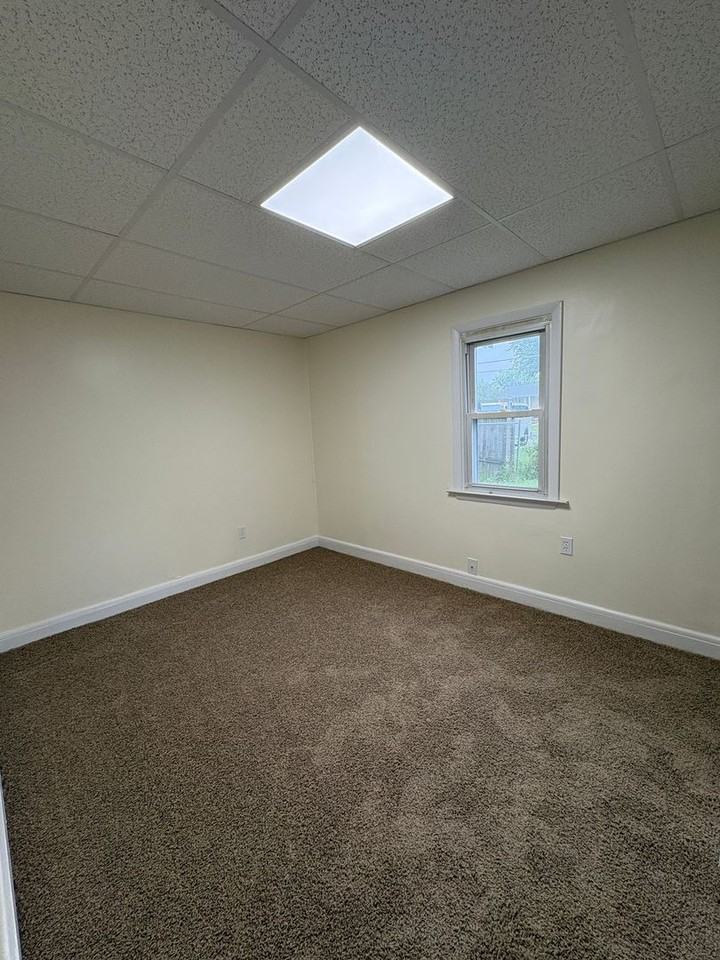 510 S Rogers St - Photo 7 of 9