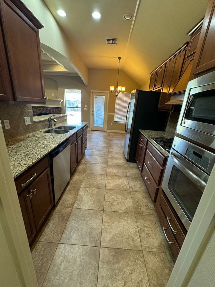 3703 Sabine Pass Dr - Photo 4 of 19