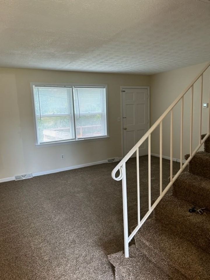 481 Woodview Dr - Photo 3 of 23