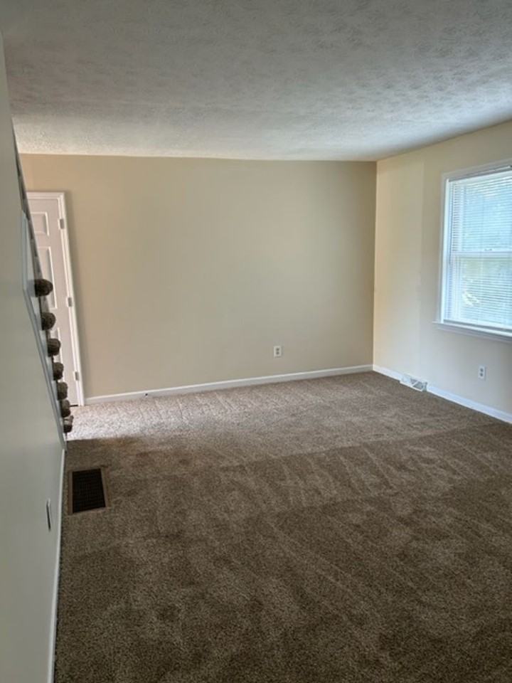 481 Woodview Dr - Photo 4 of 23