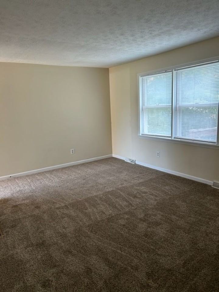 481 Woodview Dr - Photo 5 of 23
