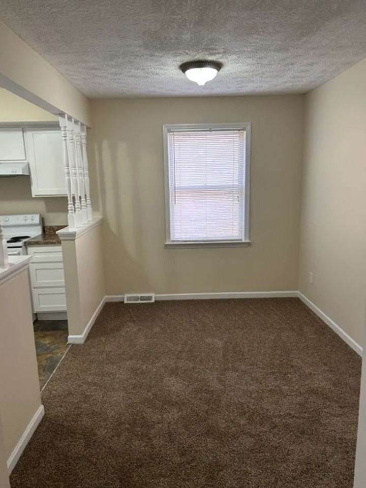 481 Woodview Dr - Photo 6 of 23