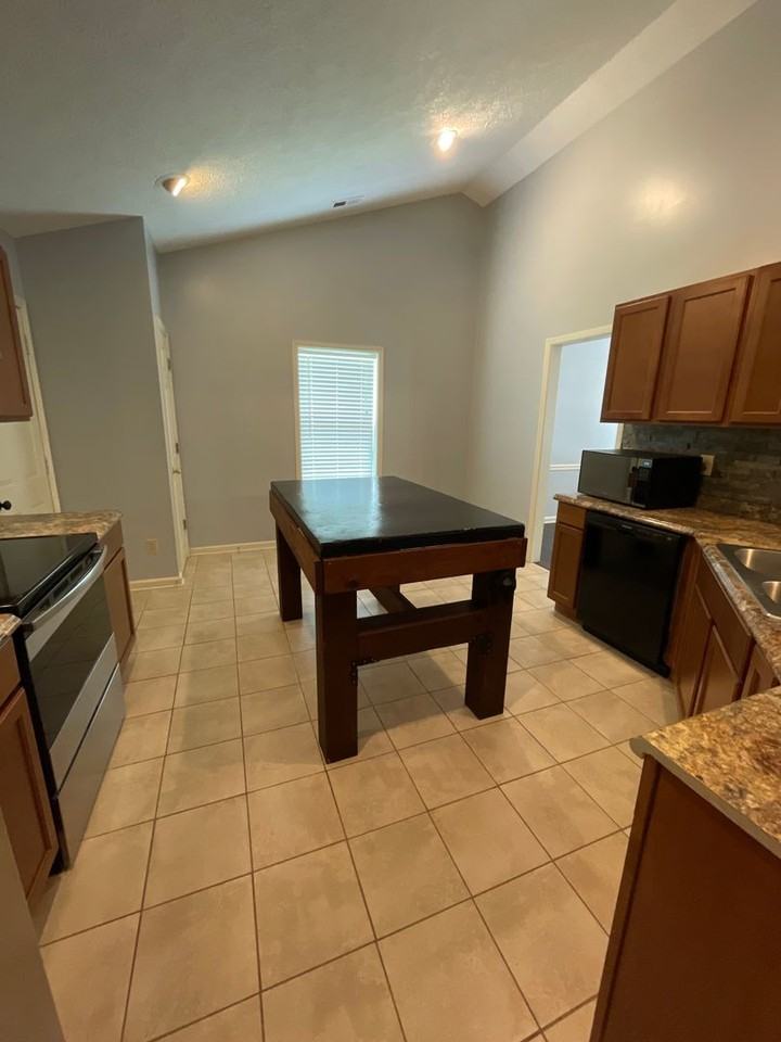 1016 Locust Ct - Photo 7 of 31