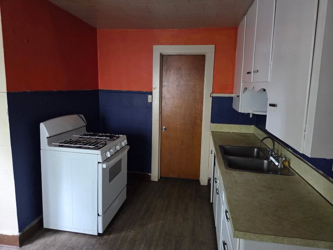 811 N Townsend St - Photo 2 of 7