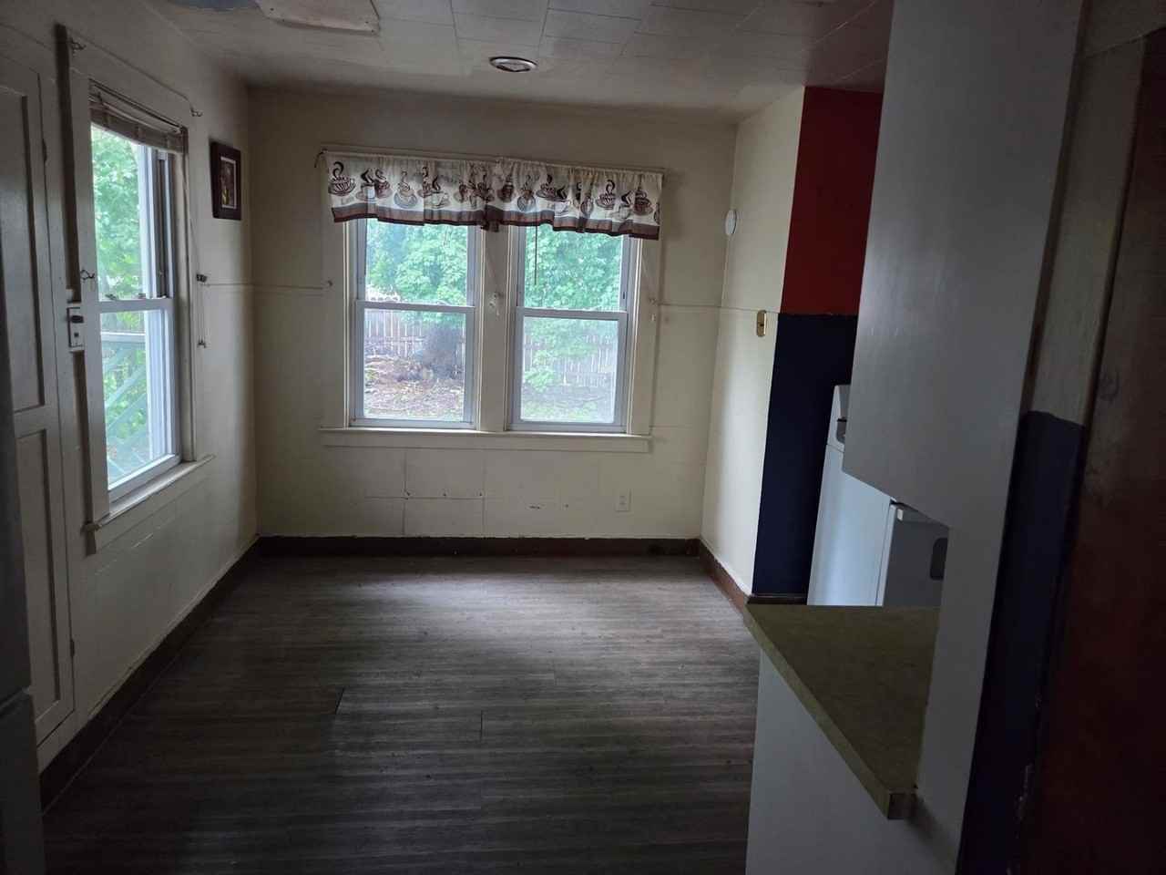 811 N Townsend St - Photo 4 of 7