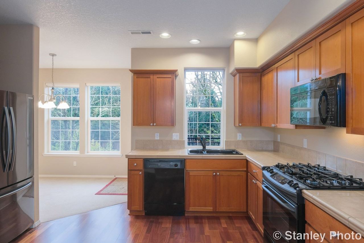 5925 Ne Alder St - Photo 6 of 26