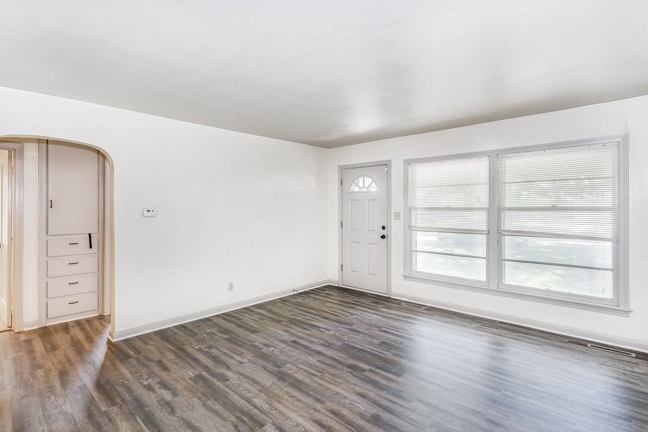 742 S Dellrose Ave - Photo 4 of 13