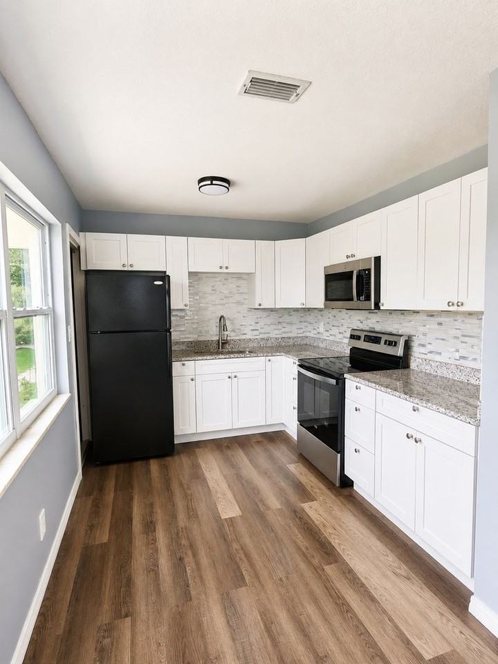 517 73rd Ave N - Photo 4 of 11