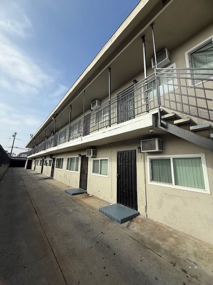 (AR/JO/EM:C) 1040 W. 91st Street - Photo 2 of 3
